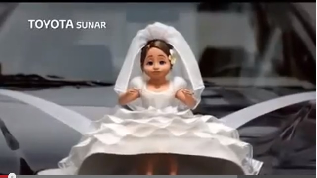 toyota reklamındaki gelinin büşra pekine benzemesi