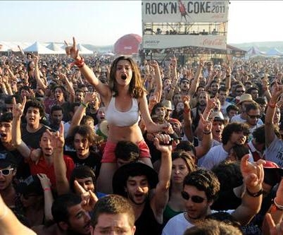 kız kardeşin rock n coke ta omuzlara çıkması