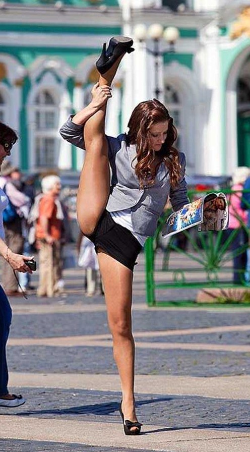 Случайные прохожие фотографируют голых русских девушек на улице и в подъезде