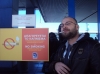 sigara içmek yasaktır yazısıyla poz veren tip / #293451