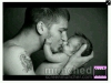 bebek öpen dövmeli adam fotosu paylaşan kız