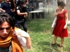 fransız polisinden kadına dayak ve biber gazı / #487040