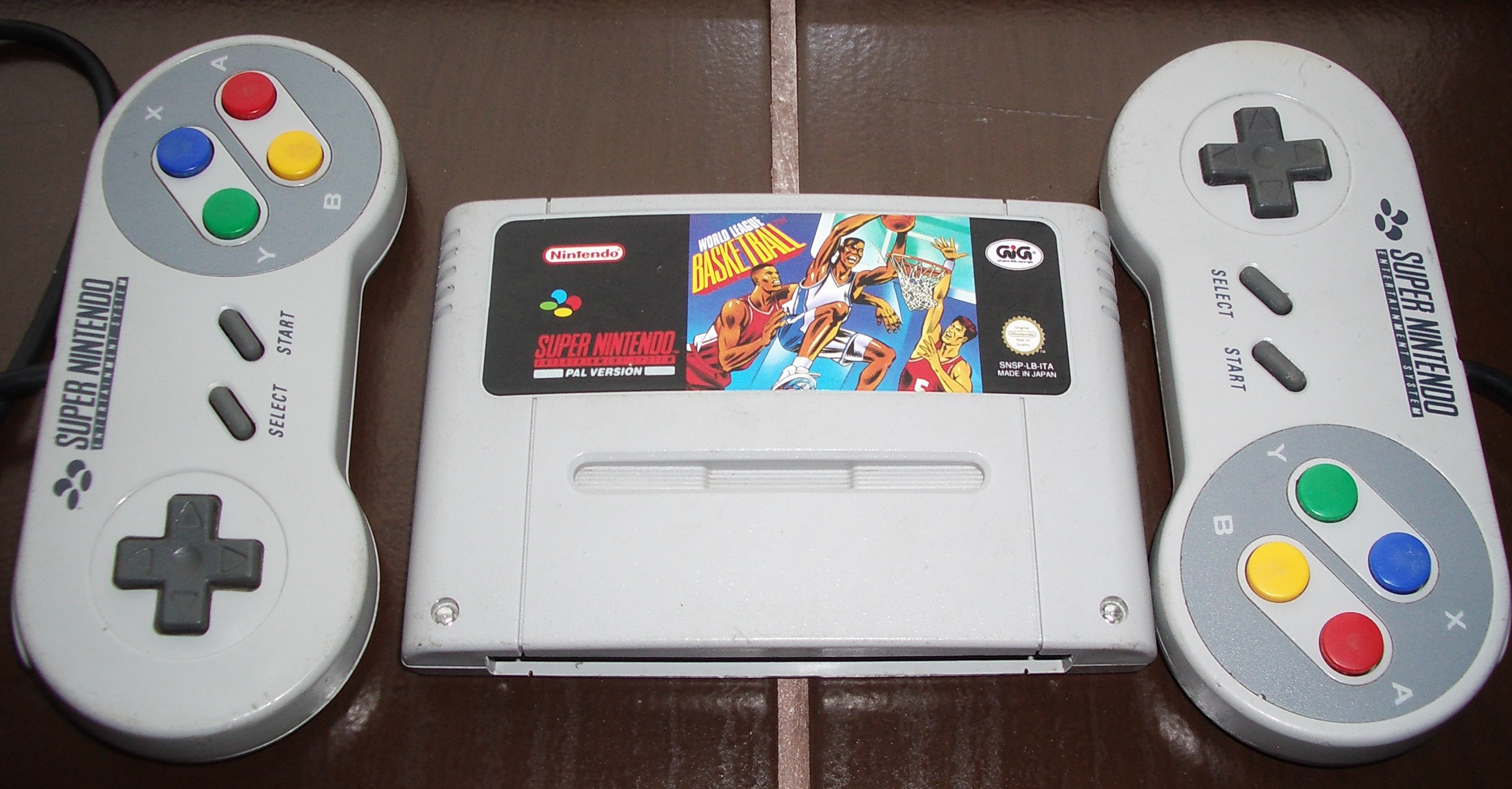 Nintendo первая. Игровая приставка Нинтендо 2000. Супер Нинтендо приставка 90х. Игровая консоль Нинтендо 90-х. Приставка super Nintendo 1989.