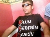 yazılı tişört giyen kezbanların üzerindeki yazılar / #499019
